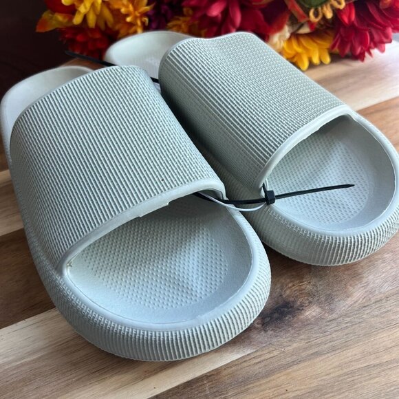 Cushionaire Womens Feather Cloud Pillow Slide Sandal Sz 10US in Light Green - Picture 3 of 5